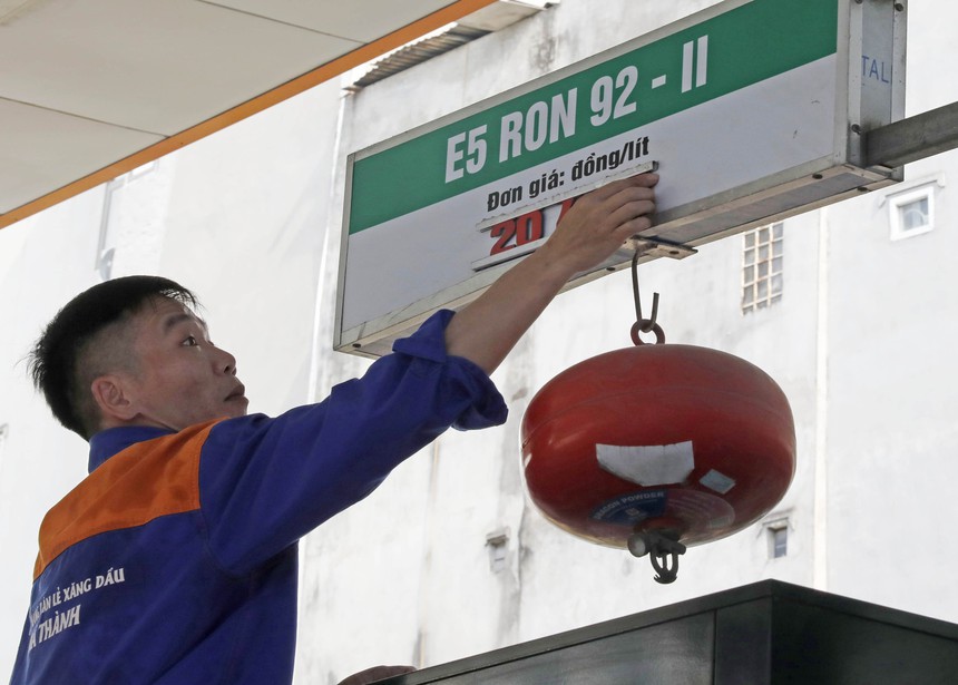 Giá xăng tăng nhẹ từ 15h chiều 1/6 - Ảnh 1.