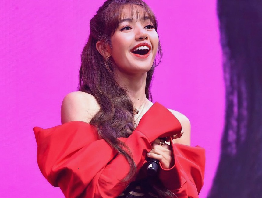 Lisa Blackpink diện thiết kế mới của NTK Công Trí - Ảnh 1.