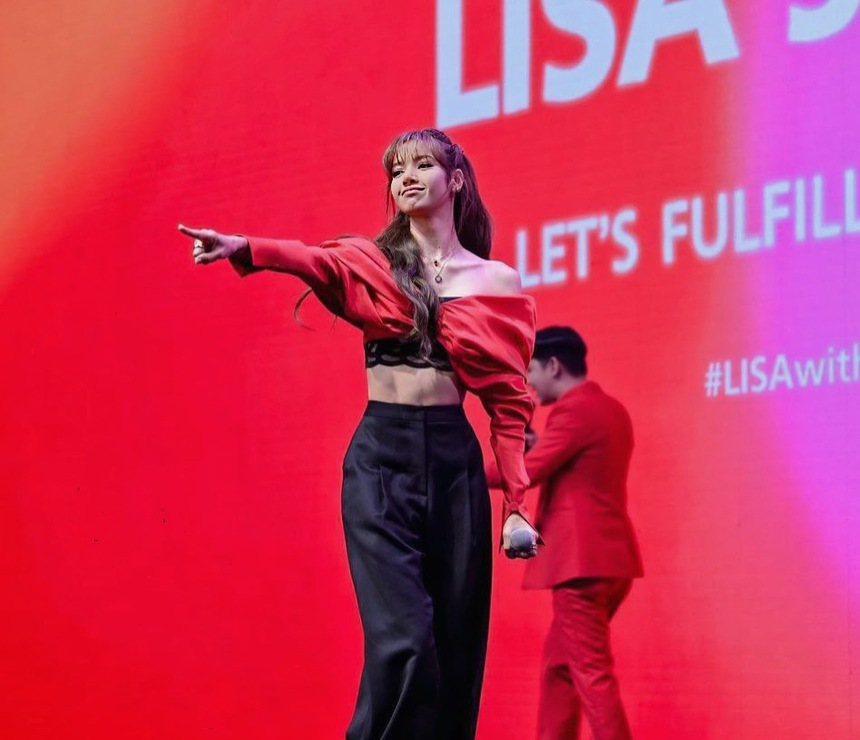 Lisa Blackpink diện thiết kế mới của NTK Công Trí - Ảnh 2.