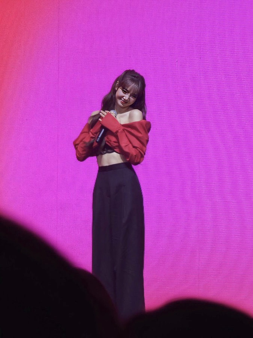 Lisa Blackpink diện thiết kế mới của NTK Công Trí - Ảnh 3.