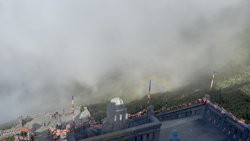 Hiện tượng "Phật quang" hiếm gặp trên đỉnh Fansipan - Ảnh 2. Hiện tượng "Phật quang" hiếm gặp trên đỉnh Fansipan - Ảnh 2.