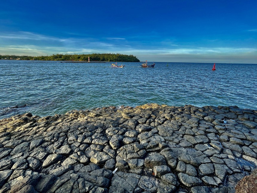 Vẻ đẹp của thắng cảnh Gành đá Thạch Ky Điếu Tẩu ở Quảng Ngãi - Ảnh 1.