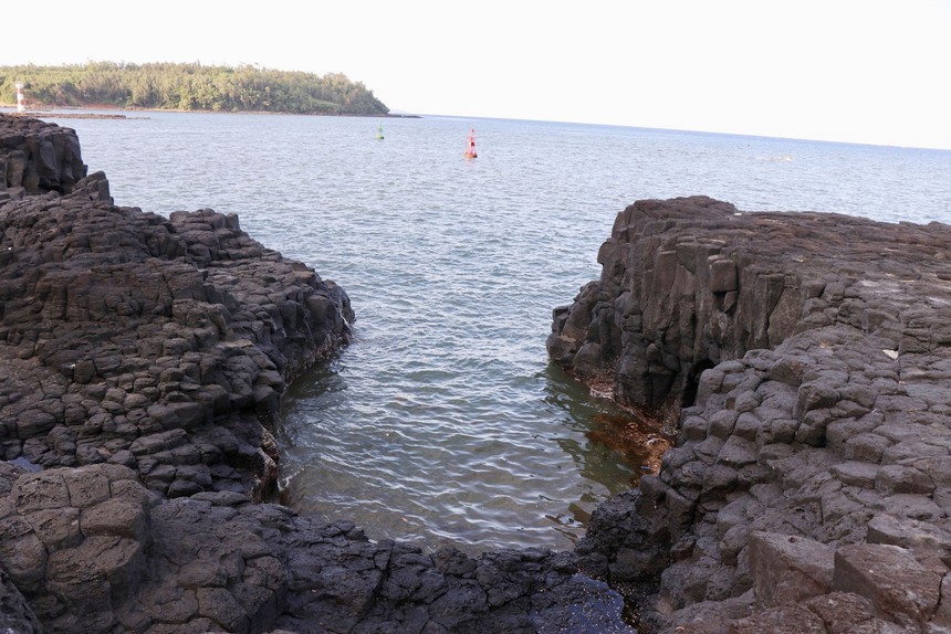 Vẻ đẹp của thắng cảnh Gành đá Thạch Ky Điếu Tẩu ở Quảng Ngãi - Ảnh 2.