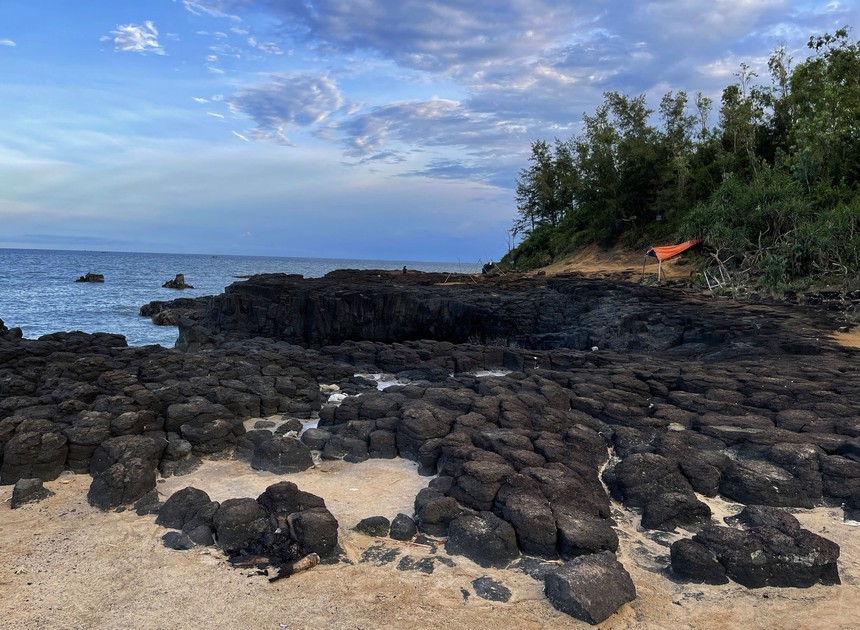 Vẻ đẹp của thắng cảnh Gành đá Thạch Ky Điếu Tẩu ở Quảng Ngãi - Ảnh 3.