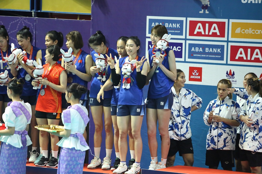 Hot girl bóng chuyền Nguyệt Anh quá xinh khiến fan Thái xin chụp ảnh, được kết nạp Đảng ở tuổi 24 - Ảnh 3.