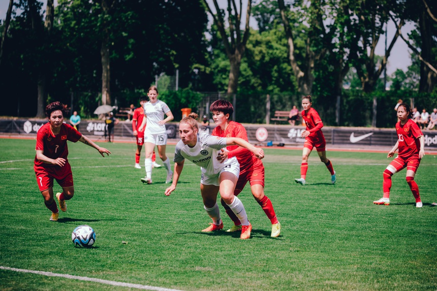 Thanh Nhã vắng mặt, ĐT nữ Việt Nam vẫn thắng ấn tượng trước CLB của Đức khiến CĐV Đông Nam Á ngả mũ thán phục - Ảnh 3.