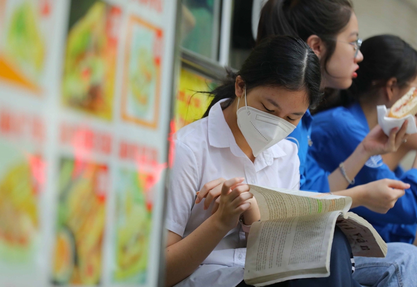 Hà Nội: Thí sinh bước vào môn thi đầu tiên Kỳ thi tuyển sinh lớp 10 THPT công lập năm học 2023 - 2024 - Ảnh 2.