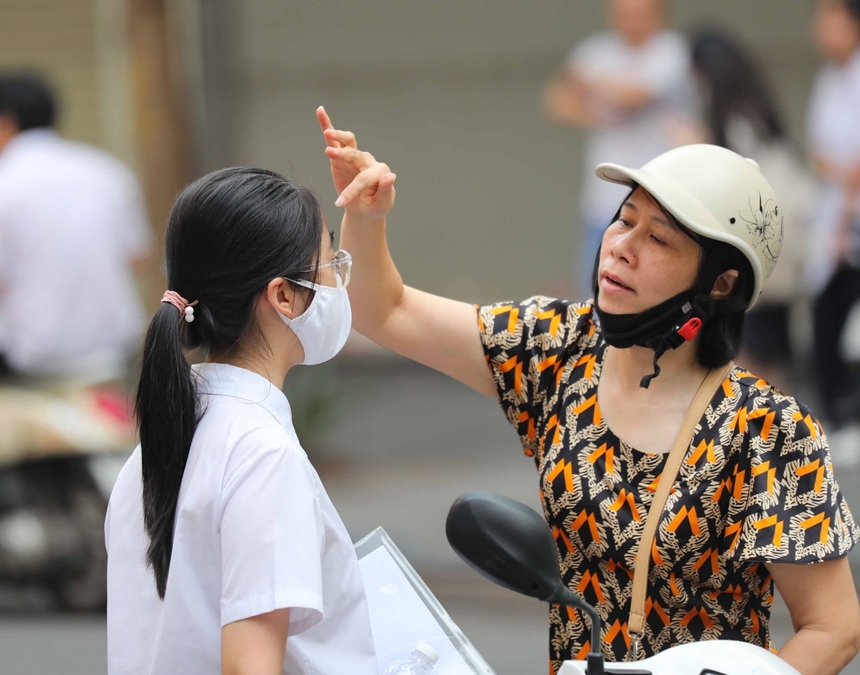 Hà Nội: Thí sinh bước vào môn thi đầu tiên Kỳ thi tuyển sinh lớp 10 THPT công lập năm học 2023 - 2024 - Ảnh 4.