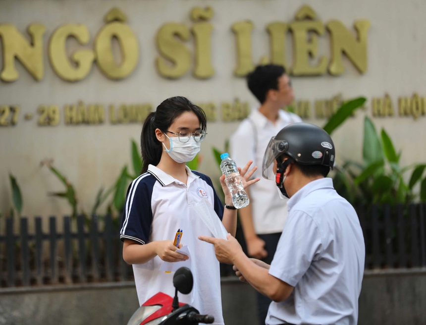 Hà Nội: Thí sinh bước vào môn thi đầu tiên Kỳ thi tuyển sinh lớp 10 THPT công lập năm học 2023 - 2024 - Ảnh 5.