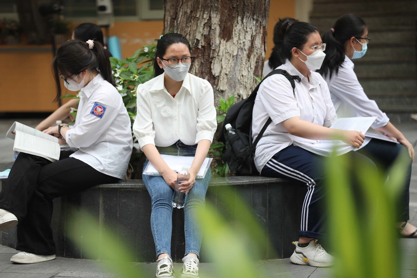 Hà Nội: Thí sinh bước vào môn thi đầu tiên Kỳ thi tuyển sinh lớp 10 THPT công lập năm học 2023 - 2024 - Ảnh 3.