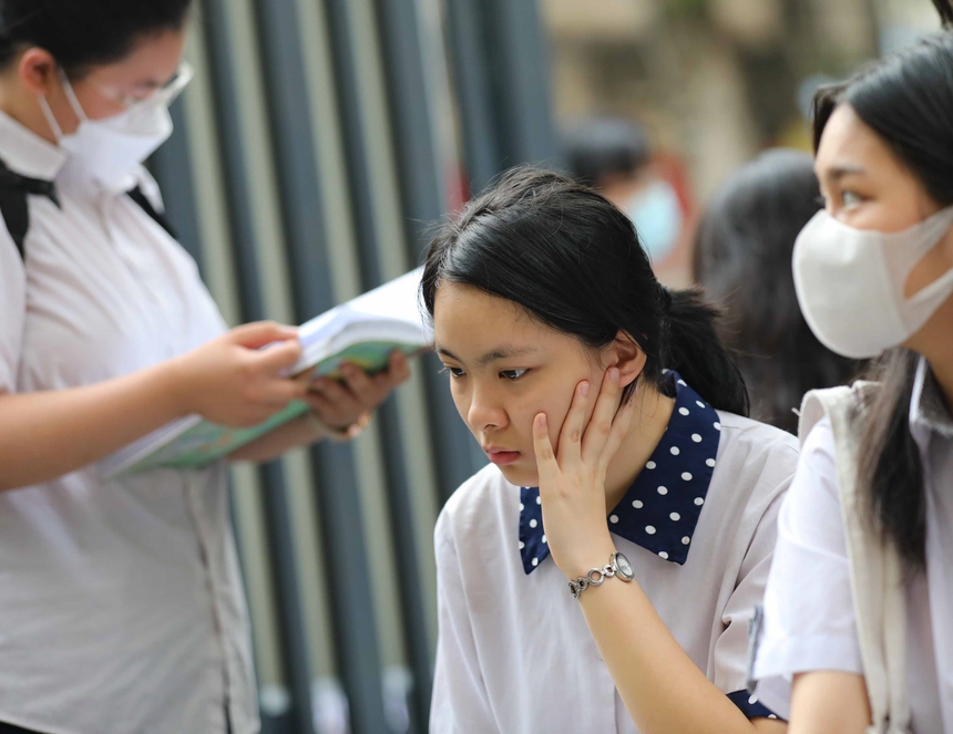 Hà Nội: Thí sinh bước vào môn thi đầu tiên Kỳ thi tuyển sinh lớp 10 THPT công lập năm học 2023 - 2024 - Ảnh 7.
