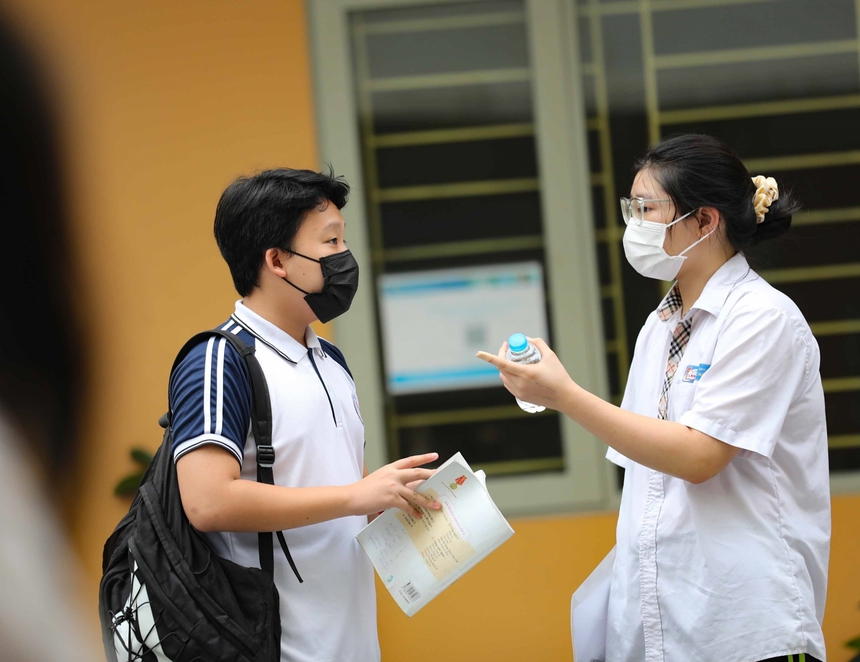 Hà Nội: Thí sinh bước vào môn thi đầu tiên Kỳ thi tuyển sinh lớp 10 THPT công lập năm học 2023 - 2024 - Ảnh 8.