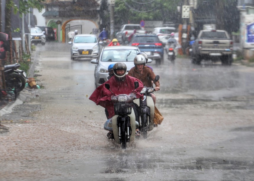 Từ ngày 13/6, nắng nóng ở Bắc Bộ giảm dần - Ảnh 2.