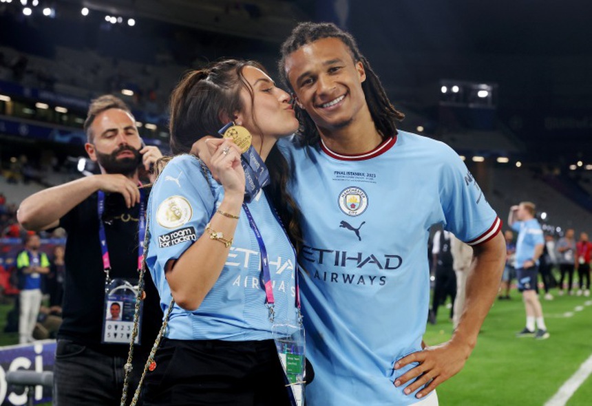 Dàn WAGs xinh đẹp vào sân ăn mừng cùng sao Man City sau chức vô địch Champions League - Ảnh 6.
