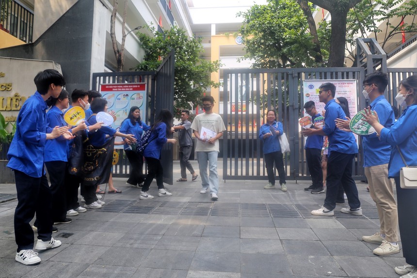 Hình ảnh thí sinh Thủ đô hoàn thành môn thi cuối cùng Kỳ thi tuyển sinh lớp 10 THPT công lập  - Ảnh 18.