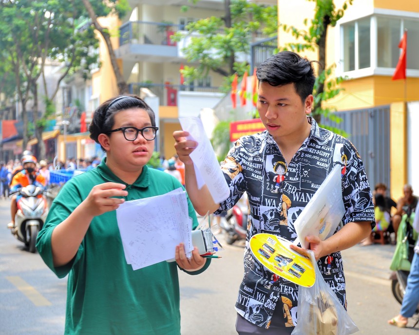 Hình ảnh thí sinh Thủ đô hoàn thành môn thi cuối cùng Kỳ thi tuyển sinh lớp 10 THPT công lập  - Ảnh 11.