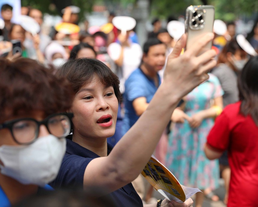 Hình ảnh thí sinh Thủ đô hoàn thành môn thi cuối cùng Kỳ thi tuyển sinh lớp 10 THPT công lập  - Ảnh 24.