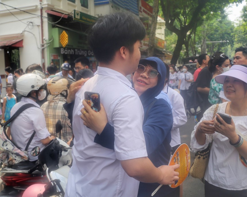 Hình ảnh thí sinh Thủ đô hoàn thành môn thi cuối cùng Kỳ thi tuyển sinh lớp 10 THPT công lập  - Ảnh 20.