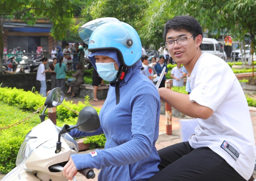 Hình ảnh thí sinh Thủ đô hoàn thành môn thi cuối cùng Kỳ thi tuyển sinh lớp 10 THPT công lập  - Ảnh 9.