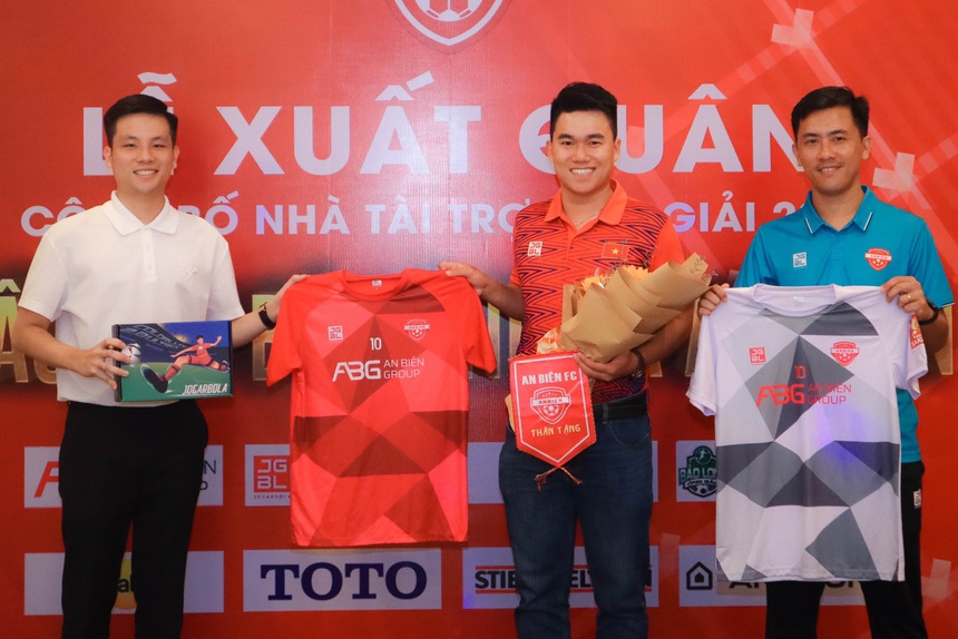 Bóng lăn trong tuần: Ơ kìa ông Hoàn "pháo"! - Ảnh 1.