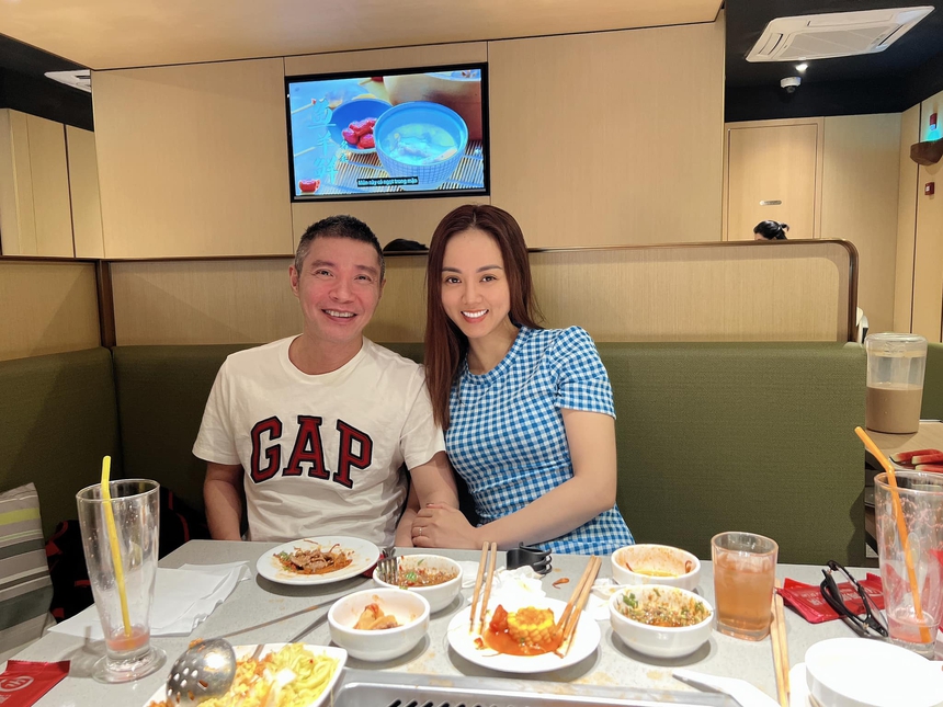 Các sao nam hạnh phúc khi làm "trâu già gặm cỏ non", lấy vợ kém nhiều tuổi - Ảnh 9. Các sao nam hạnh phúc khi làm "trâu già gặm cỏ non", lấy vợ kém nhiều tuổi - Ảnh 9.