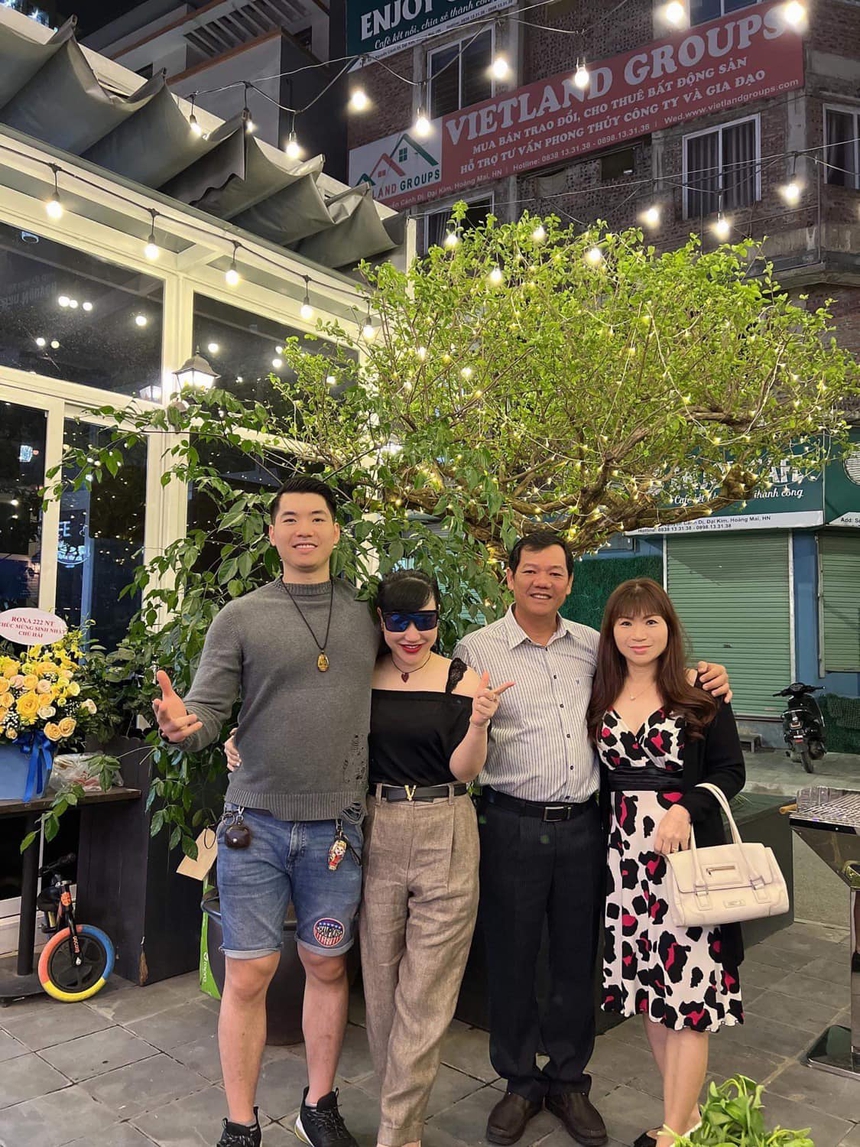 Loạt sao nam có hôn nhân hạnh phúc khi lấy vợ hơn tuổi - Ảnh 4. Loạt sao nam có hôn nhân hạnh phúc khi lấy vợ hơn tuổi - Ảnh 4.