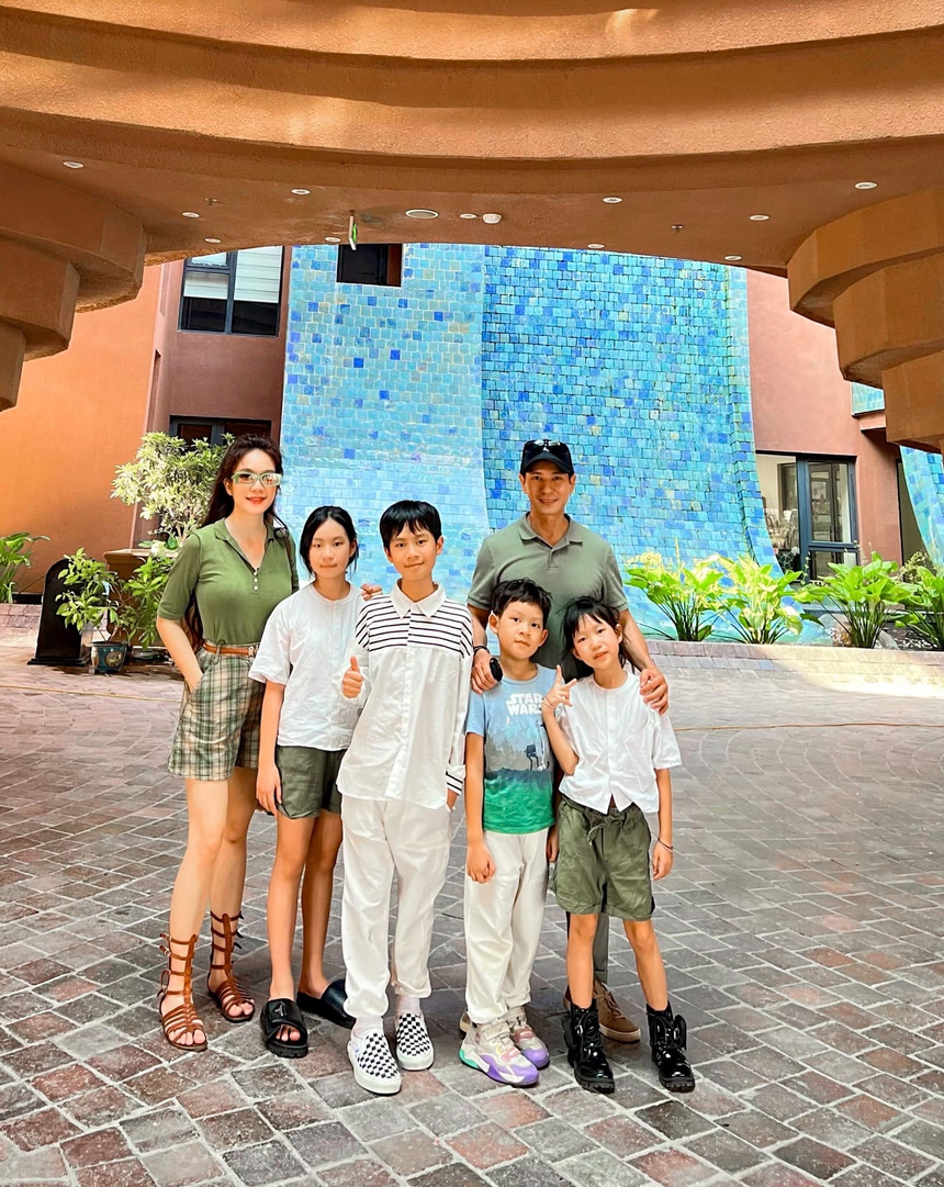 Các sao nam hạnh phúc khi làm "trâu già gặm cỏ non", lấy vợ kém nhiều tuổi - Ảnh 7. Các sao nam hạnh phúc khi làm "trâu già gặm cỏ non", lấy vợ kém nhiều tuổi - Ảnh 7.