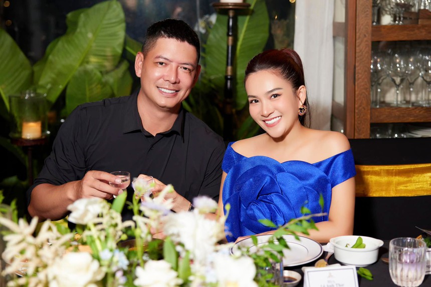 Loạt sao nam có hôn nhân hạnh phúc khi lấy vợ hơn tuổi - Ảnh 5. Loạt sao nam có hôn nhân hạnh phúc khi lấy vợ hơn tuổi - Ảnh 5.