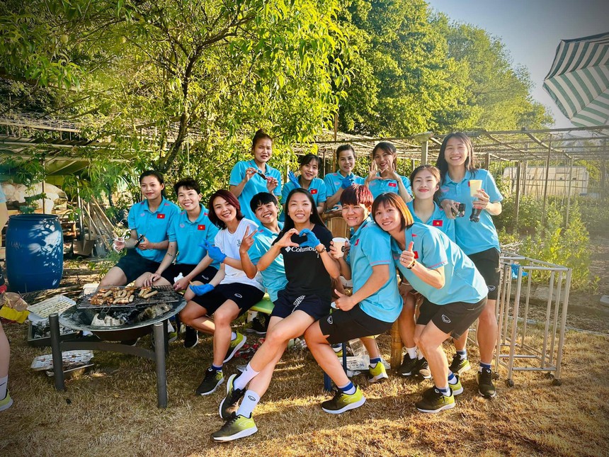 Dàn tuyển thủ nữ Việt Nam đi chill với tiệc nướng ngoài trời, Huỳnh Như nổi bật nhất - Ảnh 2. Dàn tuyển thủ nữ Việt Nam đi chill với tiệc nướng ngoài trời, Huỳnh Như nổi bật nhất - Ảnh 2.