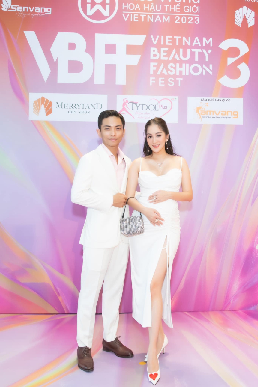 Loạt sao nam có hôn nhân hạnh phúc khi lấy vợ hơn tuổi - Ảnh 7. Loạt sao nam có hôn nhân hạnh phúc khi lấy vợ hơn tuổi - Ảnh 7.