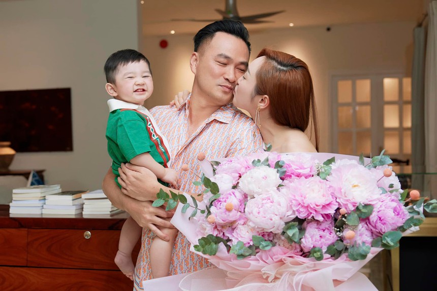 Các sao nam hạnh phúc khi làm "trâu già gặm cỏ non", lấy vợ kém nhiều tuổi - Ảnh 4. Các sao nam hạnh phúc khi làm "trâu già gặm cỏ non", lấy vợ kém nhiều tuổi - Ảnh 4.