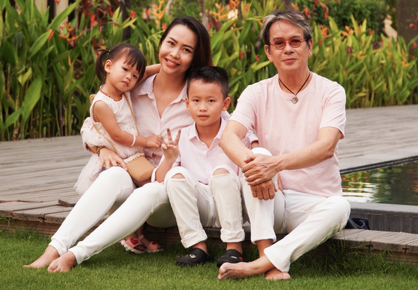 Các sao nam hạnh phúc khi làm "trâu già gặm cỏ non", lấy vợ kém nhiều tuổi - Ảnh 2. Các sao nam hạnh phúc khi làm "trâu già gặm cỏ non", lấy vợ kém nhiều tuổi - Ảnh 2.