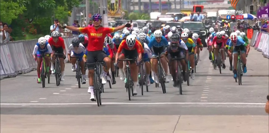 Nguyễn Thị Thật (áo đỏ) giành HCV giải vô địch đua xe đạp Châu Á
