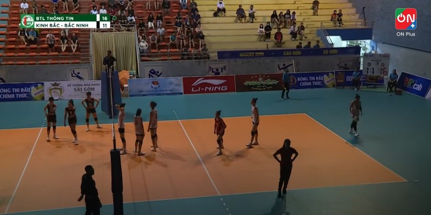 Người đẹp bóng chuyền Phạm Thị Yến và các học trò bất ngờ với sự cố hy hữu ở giải trẻ VĐQG - Ảnh 3.