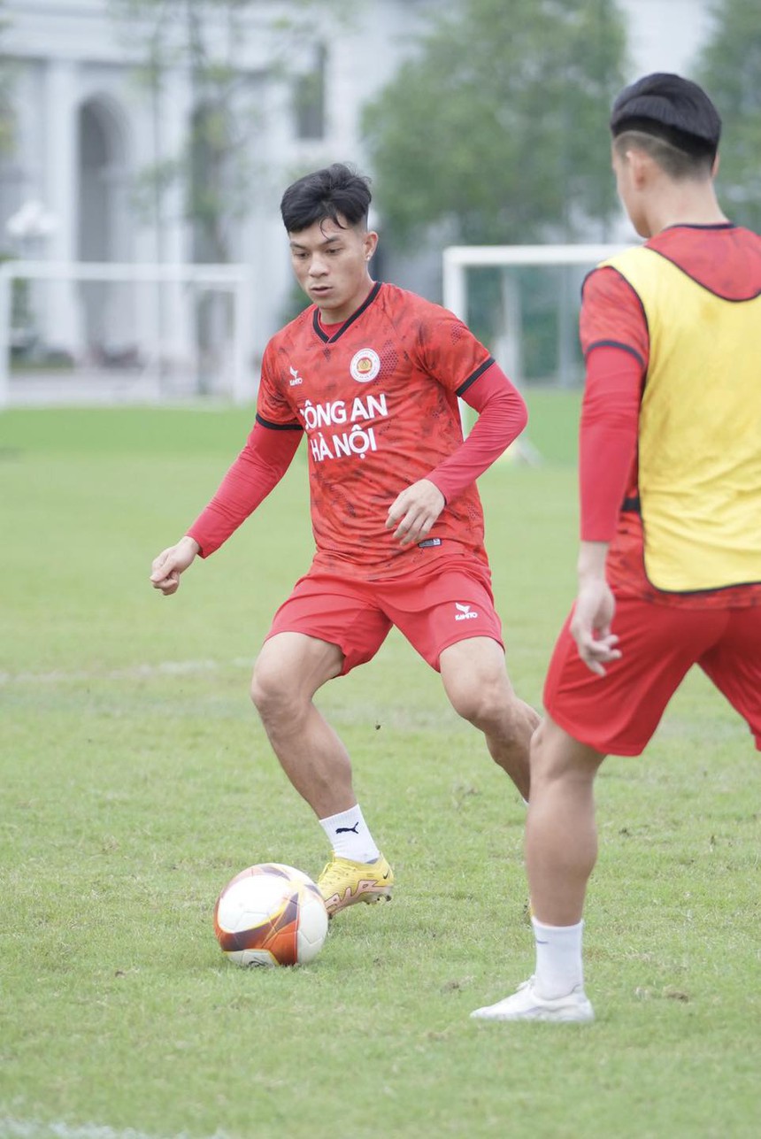 HLV Vũ Tiến Thành được nâng cấp đội hình để trụ hạng - Ảnh 1.