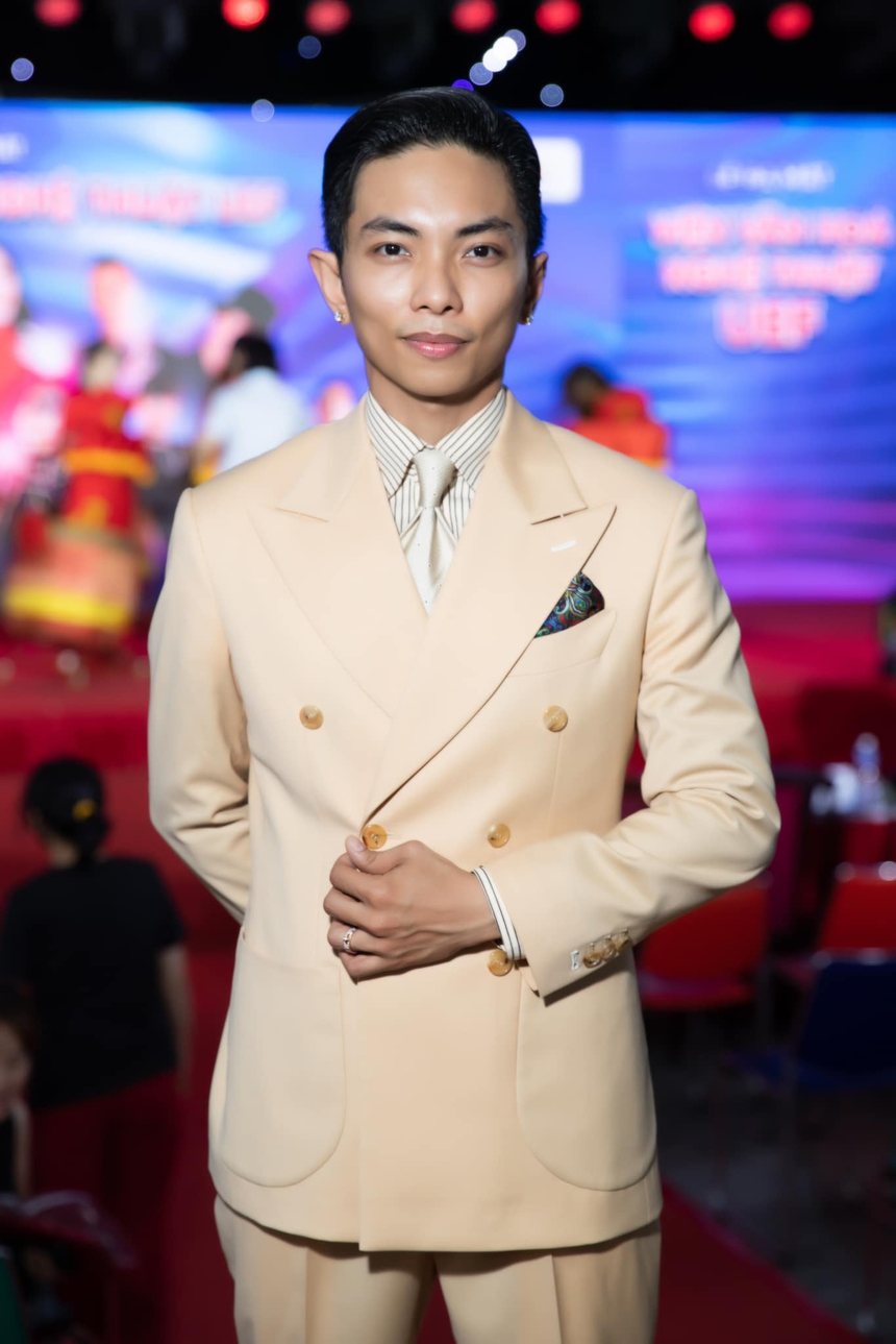 Phan Hiển: Cậu ấm giàu có cùng mối tình 'thầy - trò' nhiều phản đối - Ảnh 1.