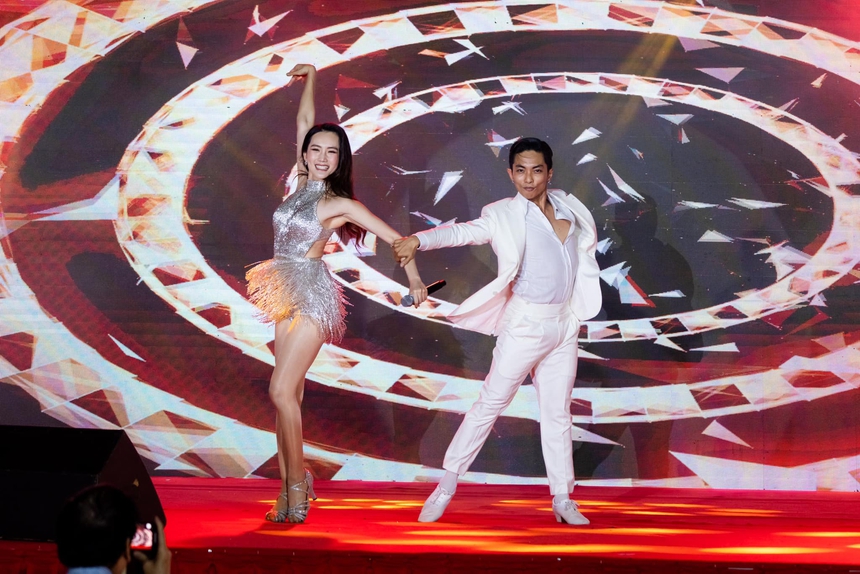 Phan Hiển: Cậu ấm giàu có cùng mối tình 'thầy - trò' nhiều phản đối - Ảnh 2.