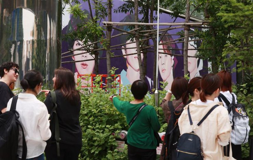 BTS 10 năm ra mắt: Fan đổ xô tới Seoul, các địa danh ở thắp sáng màu tím - Ảnh 1.