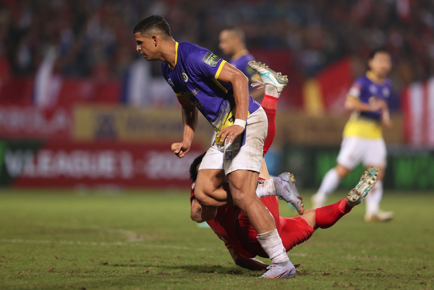 Tiền đạo Hà Nội cập bến Đà Nẵng, Bình Dương lấy tiền vệ hơn năm chưa thi đấu - Ảnh 1.