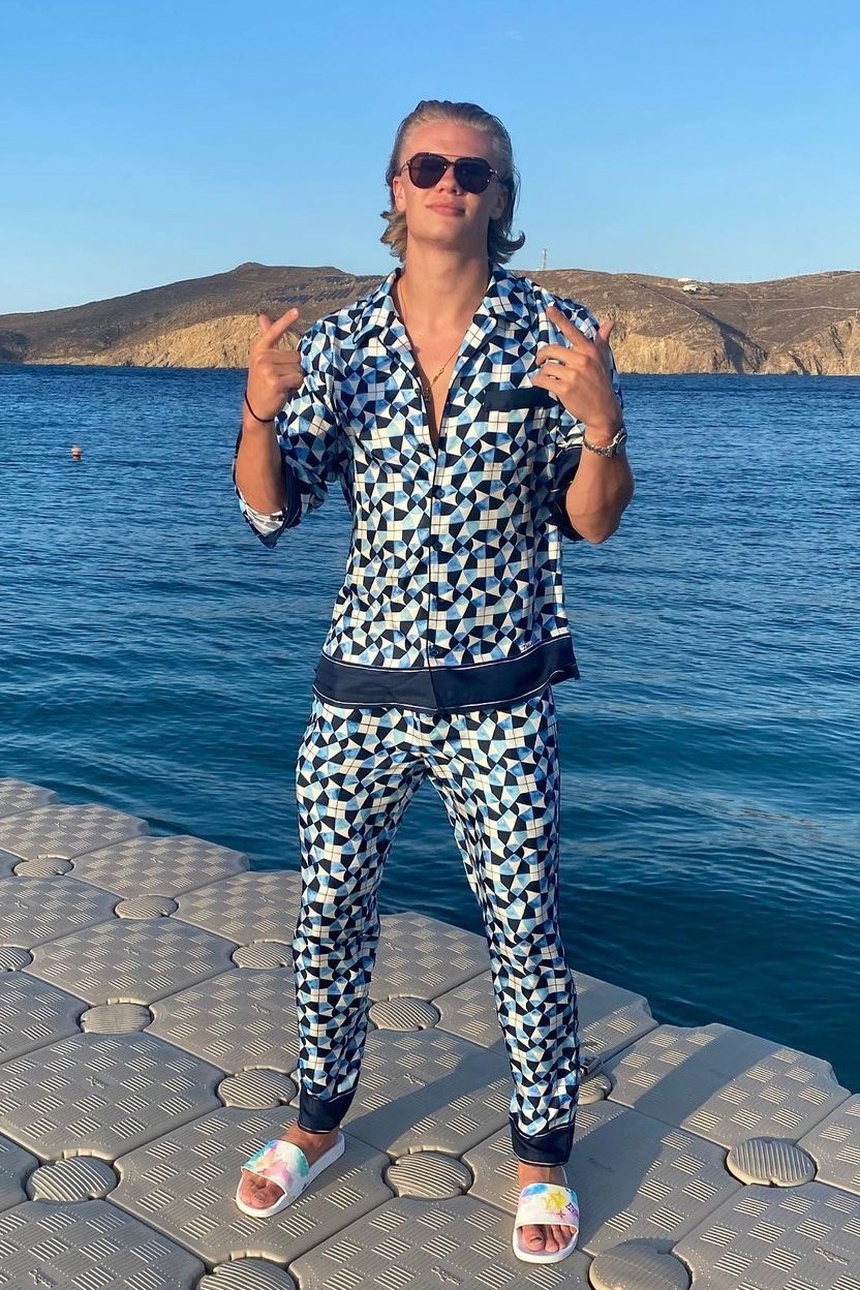 Thời trang diện đồ ngủ đi dự tiệc thảm họa của Erling Haaland - Ảnh 8.