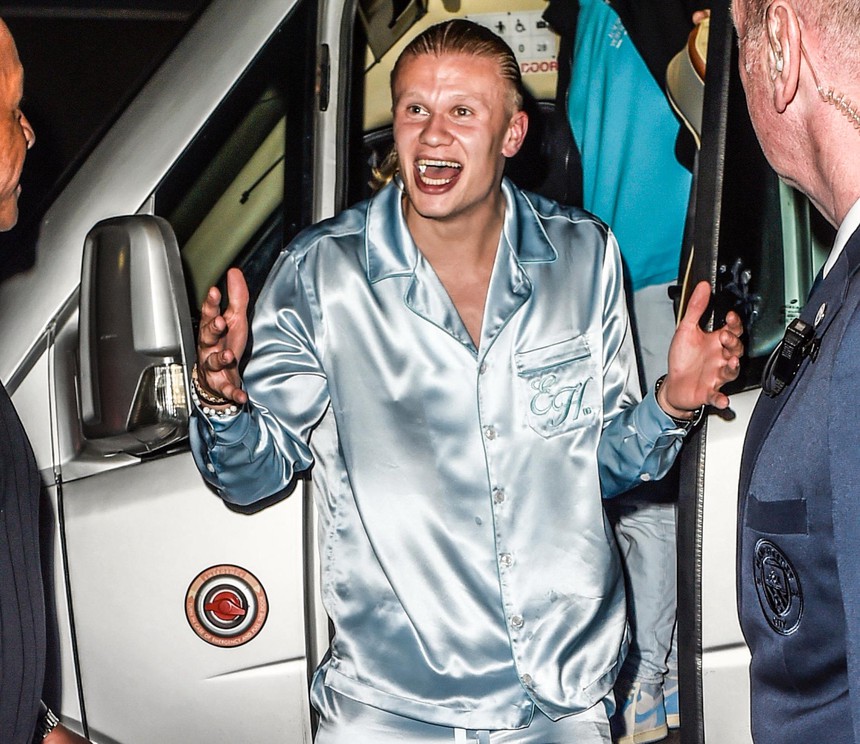 Thời trang diện đồ ngủ đi dự tiệc thảm họa của Erling Haaland - Ảnh 4.