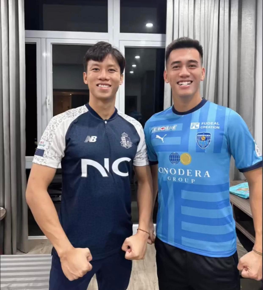 Quế Ngọc Hải được Văn Toàn tặng áo đấu của Seoul E-Land còn Tiến Linh được Công Phượng tặng áo đấu của Yokohama FC. Cả hai tỏ ra rất vui khi nhận quà từ đồng đội ở tuyển Việt Nam