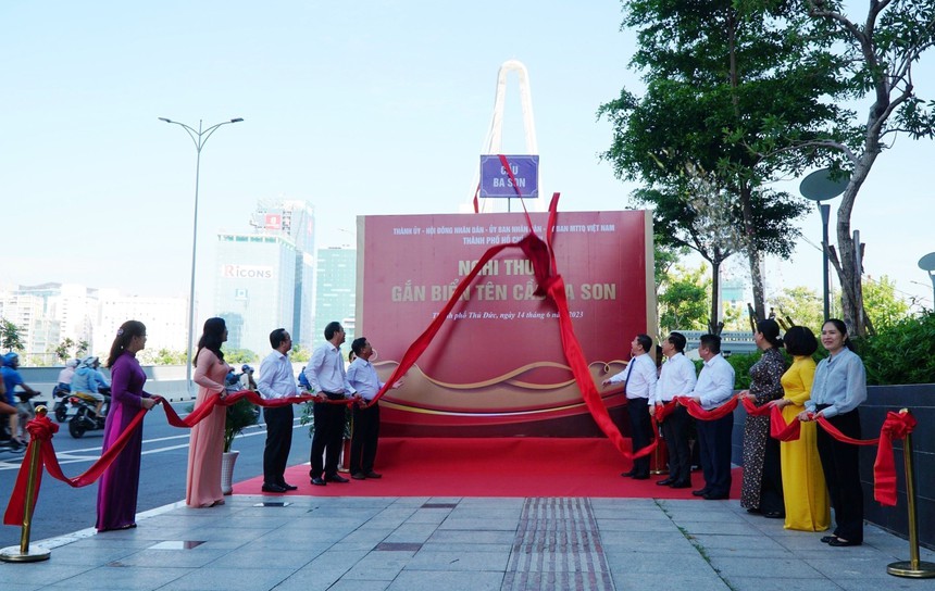 Gắn biển tên Thủ Thiêm và Ba Son cho hai cây cầu bắc qua sông Sài Gòn - Ảnh 1. Gắn biển tên Thủ Thiêm và Ba Son cho hai cây cầu bắc qua sông Sài Gòn - Ảnh 1.