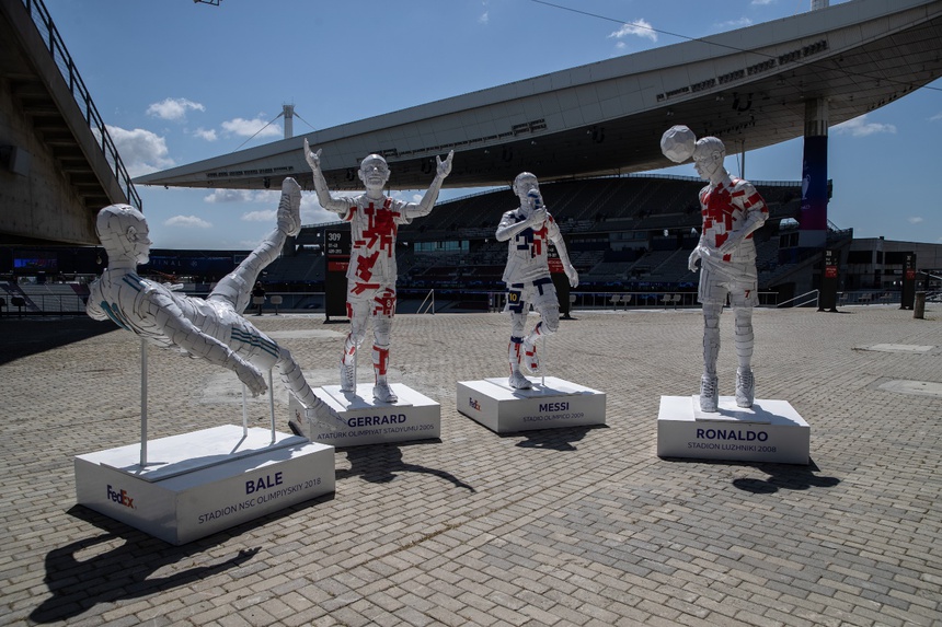 Các huyền thoại UEFA Champions League trở nên "bất tử" qua các tác phẩm điêu khắc bằng bìa cứng - Ảnh 1.