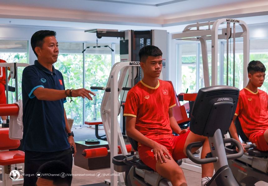 U17 Việt Nam thư giãn bên hồ bơi, chuẩn bị cho VCK U17 Châu Á, toàn body ‘cực phẩm’ không thua kém các đàn anh ở tuyển - Ảnh 4.