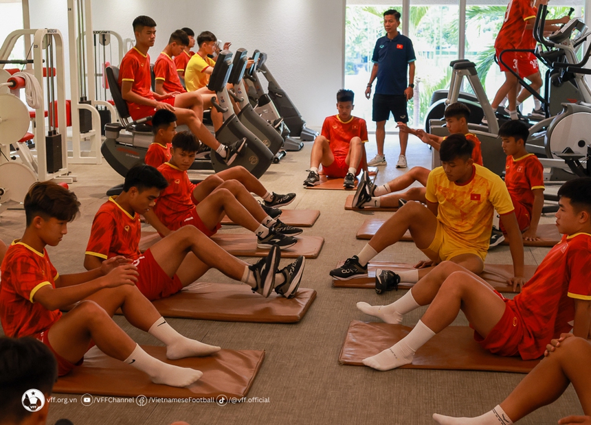 U17 Việt Nam thư giãn bên hồ bơi, chuẩn bị cho VCK U17 Châu Á, toàn body ‘cực phẩm’ không thua kém các đàn anh ở tuyển - Ảnh 5.