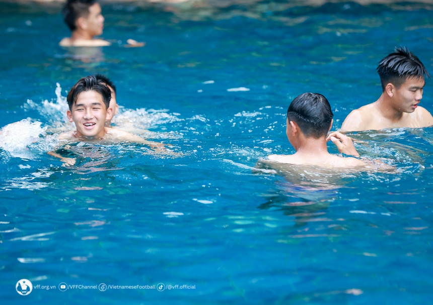 U17 Việt Nam thư giãn bên hồ bơi, chuẩn bị cho VCK U17 Châu Á, toàn body ‘cực phẩm’ không thua kém các đàn anh ở tuyển - Ảnh 7.
