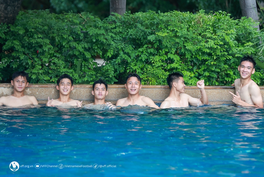 U17 Việt Nam thư giãn bên hồ bơi, chuẩn bị cho VCK U17 Châu Á, toàn body ‘cực phẩm’ không thua kém các đàn anh ở tuyển - Ảnh 6.