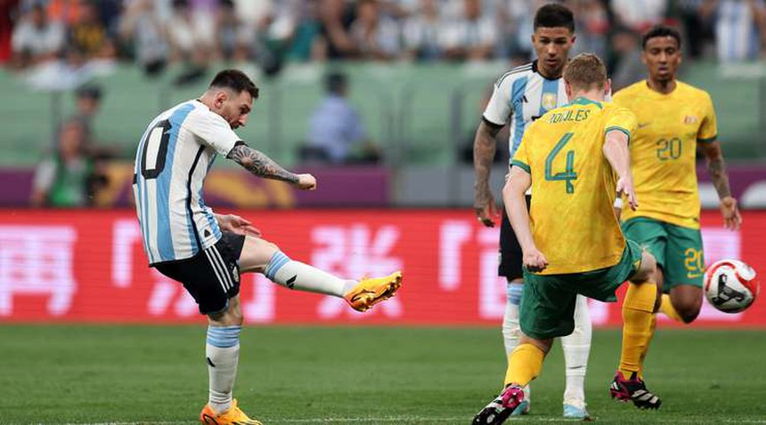 Messi gây sốt với áo đấu lạ, Argentina thắng dễ Australia - Ảnh 2. Messi gây sốt với áo đấu lạ, Argentina thắng dễ Australia - Ảnh 2.