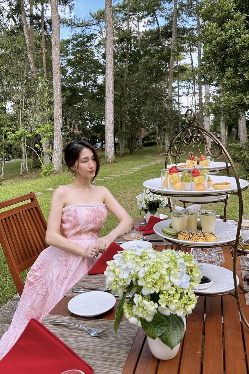 Ảnh sao Việt 15/06: Hoa Hậu Thùy Tiên, Hòa Minzy, Trấn Thành,....tự tin khoe nhan sắc - Ảnh 2.